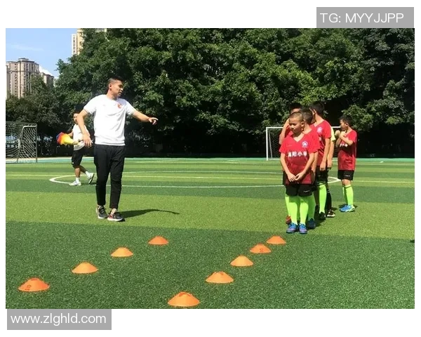 重庆足球队与上海足球队赛后复盘团队协作分析与启示